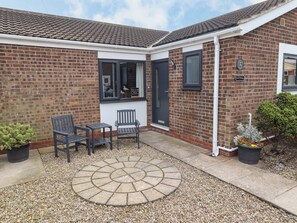 Cottage | Terrace/patio - Flora Cottage (Chathill)