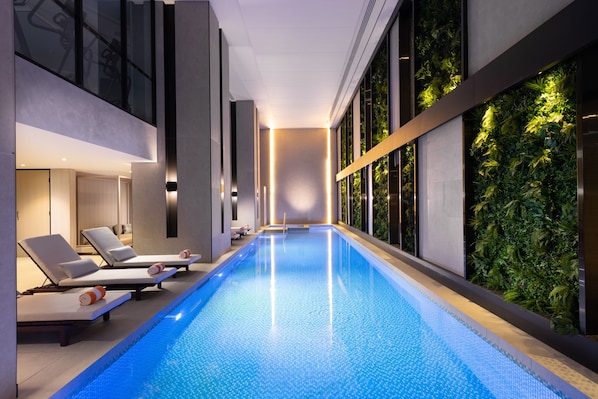 Piscine couverte, accès possible de 06 h 00 à 22 h 00, chaises longues