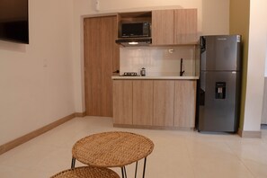 Quarto família | Cozinha americana privada | Frigobar, micro-ondas, fogão, mesas de jantar
