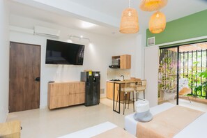 Mini-fridge, microwave, oven, dining tables - Hotel La Casona Laureles Medellin (Medellín)