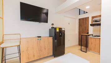 Luxe tweepersoonskamer | Een minibar, individueel gemeubileerd, een bureau, gratis wifi