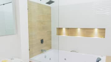 Luxury Studio Suite | Bathroom | Shower, towels, soap, shampoo
