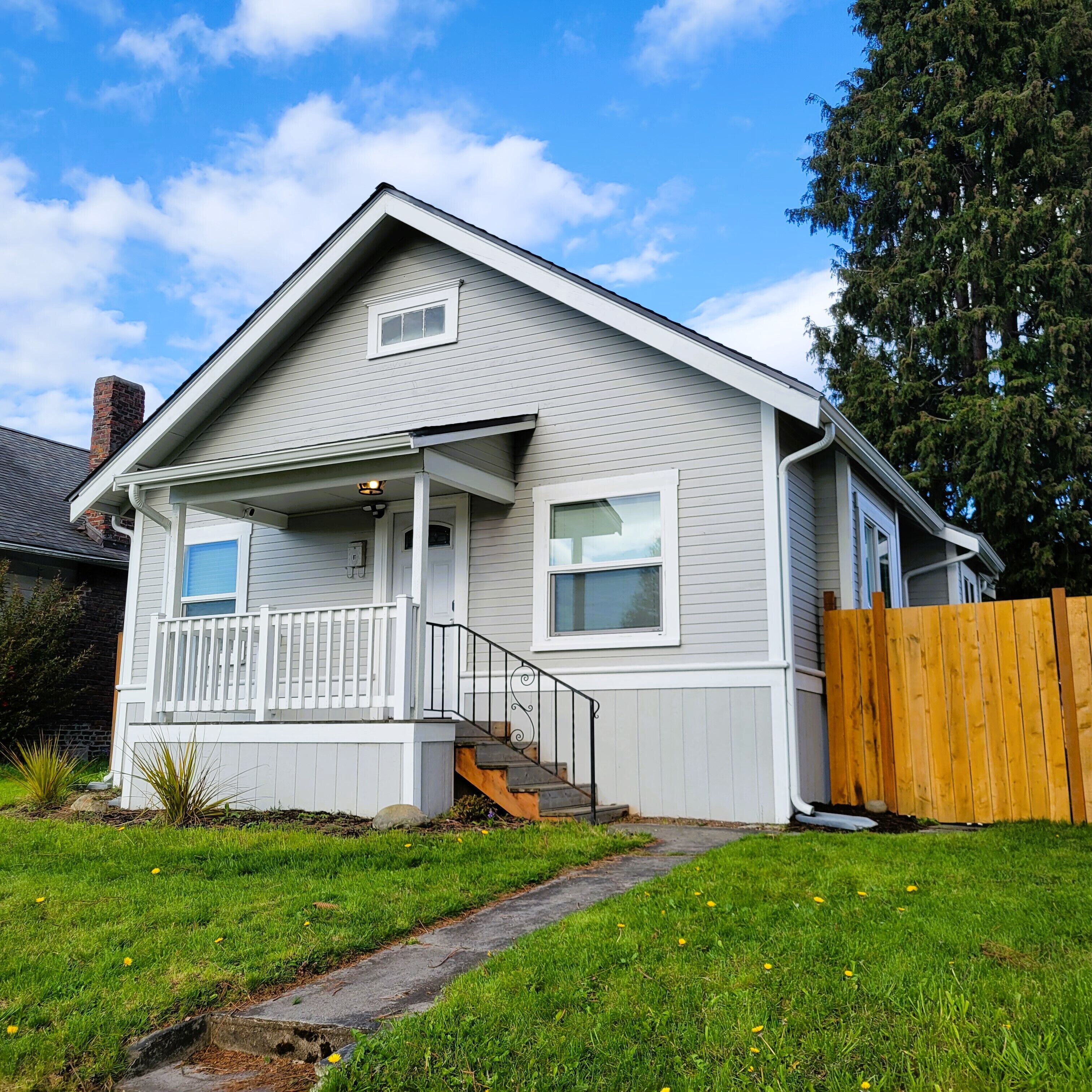 Sunny Everett Home next to Park/ Pickleball & More! 2 Queen 1 Sofa Bed