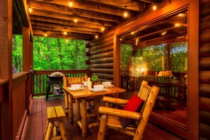 Outdoor dining - Cabin in a gated resort with HOT TUB, RESORT POOL, BBQ GRILL, WOOD FIREPLACE  (Pigeon Forge)