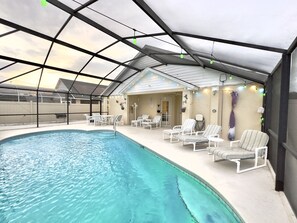 Alberca al aire libre y alberca climatizada