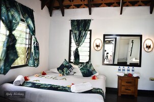 Quarto casal luxo, 1 quarto, vista parcial para o mar, no jardim | Roupa de cama