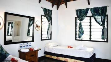 Quarto casal luxo, 1 quarto, vista parcial para o mar, no jardim | Roupa de cama