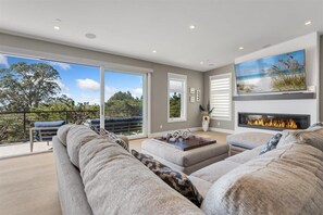 Smart TV, fireplace, books - Ocean view, Brand new 3000 sq-ft modern home (Aptos)