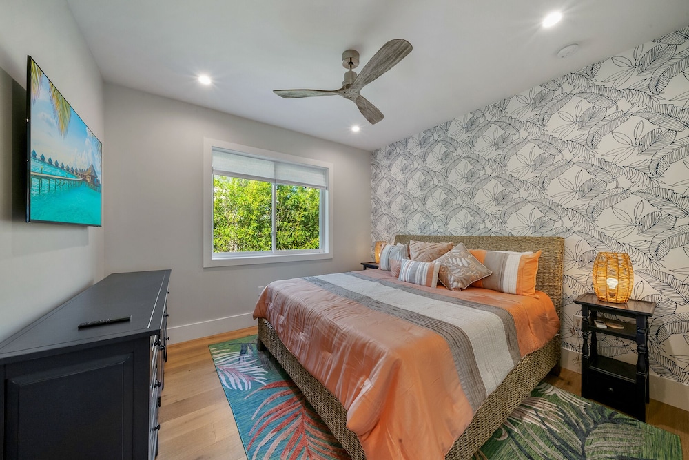 AcquaLuxe - Exquisite 2022 Lux Canal Home w/ Outdoor Oasis Pool, Spa