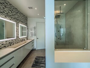 Dusche, Haartrockner, Handtücher, Seife