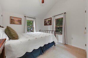 5 habitaciones, tabla de planchar con plancha, wifi y ropa de cama 