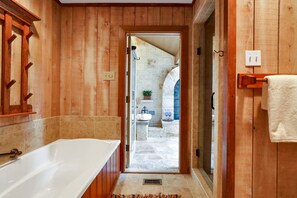 Combined shower/tub, hair dryer, towels - Ridge - A Birdy Vacation Rental (Kerrville)