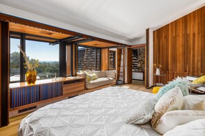 4 bedrooms, desk, iron/ironing board, free WiFi - Designer Mid-Century Modern Retreat (Santa Rosa)