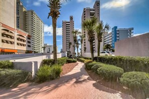 Property grounds - RENOVATED Beachfront King Suite with Amazing Ocean Views & Steps to the Beach! (Myrtle Beach)