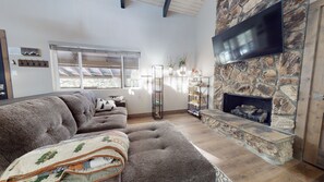 Televisión de pantalla plana y chimenea