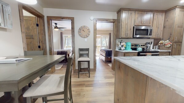 Refrigerador, microondas, horno y parrilla de estufa