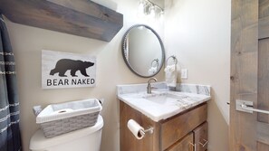 Combined shower/tub, towels
