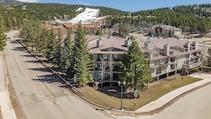 Un hotel a più piani con una pista da sci sullo sfondo.
