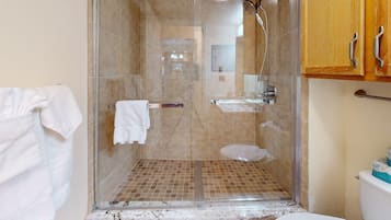 Combined shower/tub, hair dryer, towels