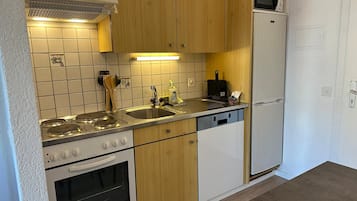 Kühlschrank, Mikrowelle, Ofen, Geschirrspüler