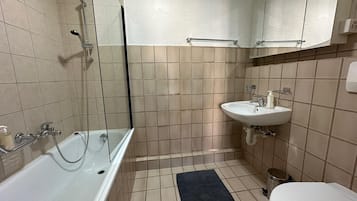 Baignoire, sèche-cheveux, serviettes fournies