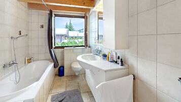 Badewanne, Haartrockner, HandtĂŒcher