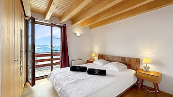 4 bedrooms, iron/ironing board, free WiFi, bed sheets