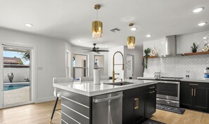 Refrigerador, microondas, horno y parrilla de estufa 