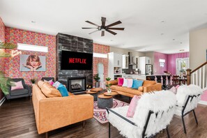 Smart-TV, Kamin, Bücher