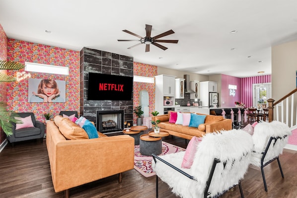 TV connectée, cheminée, livres