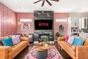 Smart TV, chimenea, libros