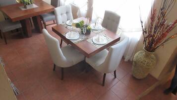 Esmorzar diari de cuina local gratuït