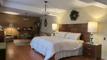 Habitación junior, 1 habitación, vista al jardín | Caja de seguridad en la habitación y cortinas blackout