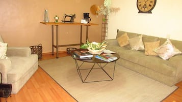 Habitación junior, 1 habitación, vista al jardín | Sala de estar | Smart TV de 32 pulgadas con canales digitales