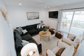 Smart TV, table tennis