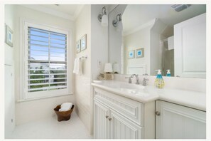 Combined shower/tub, jetted tub, hair dryer, towels