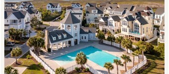 Beautiful 5 bedrooms, 5.5 baths on sound and walking distance to beach and shops
