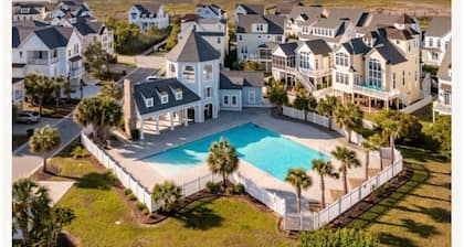 Beautiful 5 bedrooms, 5.5 baths on sound and walking distance to beach and shops