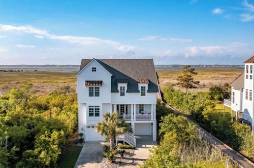 Beautiful 5 bedrooms, 5.5 baths on sound and walking distance to beach and shops