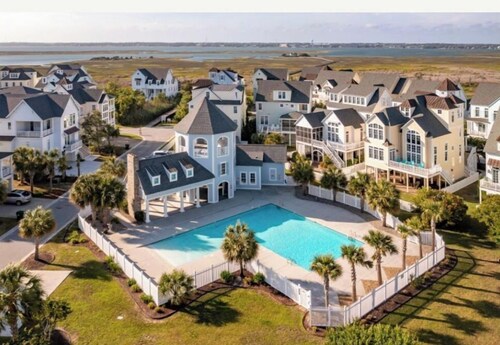 Beautiful 5 bedrooms, 5.5 baths on sound and walking distance to beach and shops