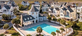 Beautiful 5 bedrooms, 5.5 baths on sound and walking distance to beach and shops