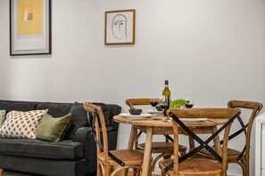 Apartment | In-room dining - StayCentral - Hawthorn East - Study, 2 Car spaces (Hawthorn East)
