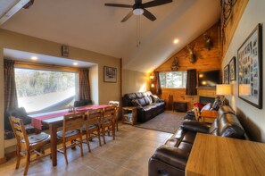 Una televisión, una chimenea