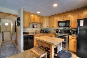 Fridge, microwave, oven, stovetop - Saddleback - White Birch 74 - GREAT ski-in/out (Sandy River Plantation)
