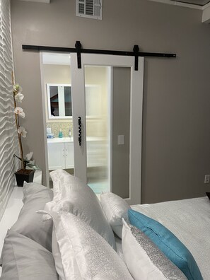 1 bedroom, desk, iron/ironing board, free WiFi - BEAUTIFUL WAREHOUSE SPACE W/OFFICE (Gardena)