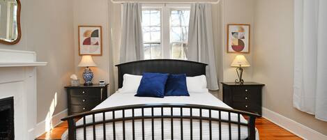 4 bedrooms, desk, free WiFi, bed sheets