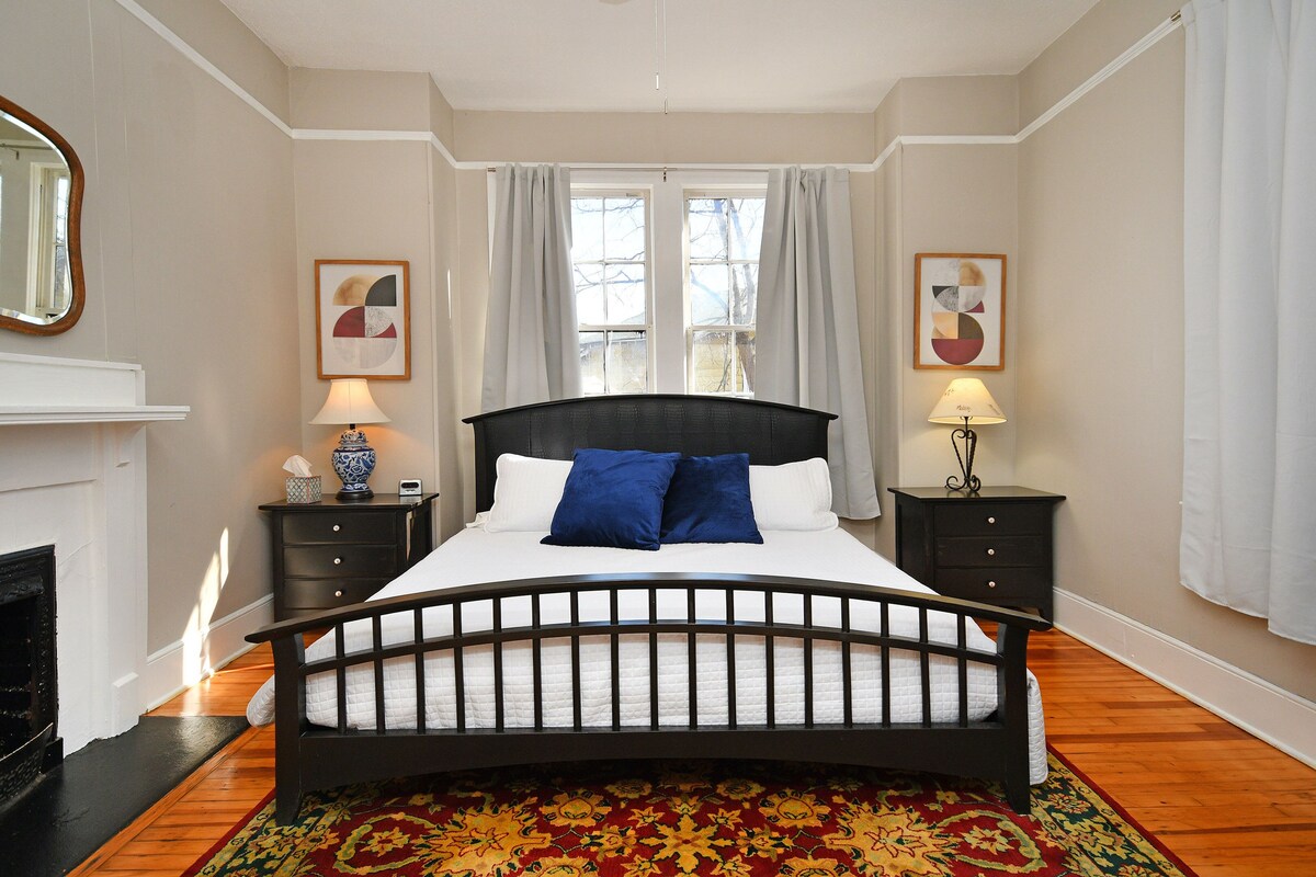 ✨Unity Park Retreat 🏡 Walk to Unity Park, Half a Mile Away! Private Backyard!✨