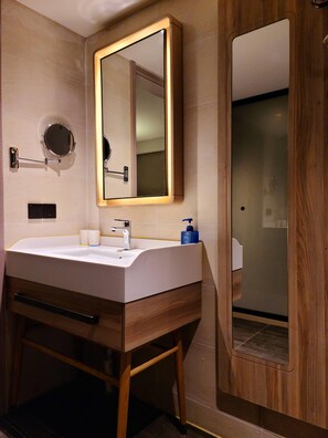 A modern bathroom with a large mirror, a sink, and a shower. - Hanting Hotel Shanghai Fengxian Nanqiao Industria (Shanghai)