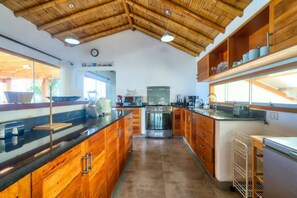 Fridge, microwave, oven, coffee/tea maker