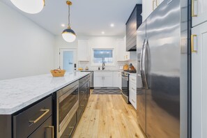 Refrigerador, microondas, horno, placa de cocina